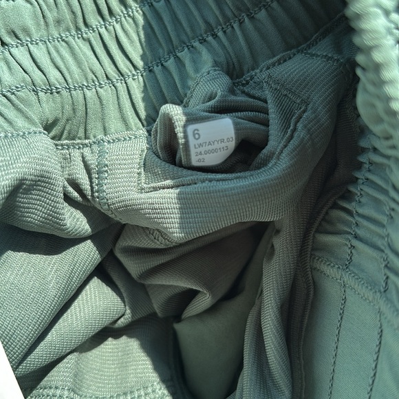 LULULEMON HOTTY HOT HR SHORTS 2.5” in GRAY EUCALYPTUS SZ 6 NWT - Picture 9 of 9